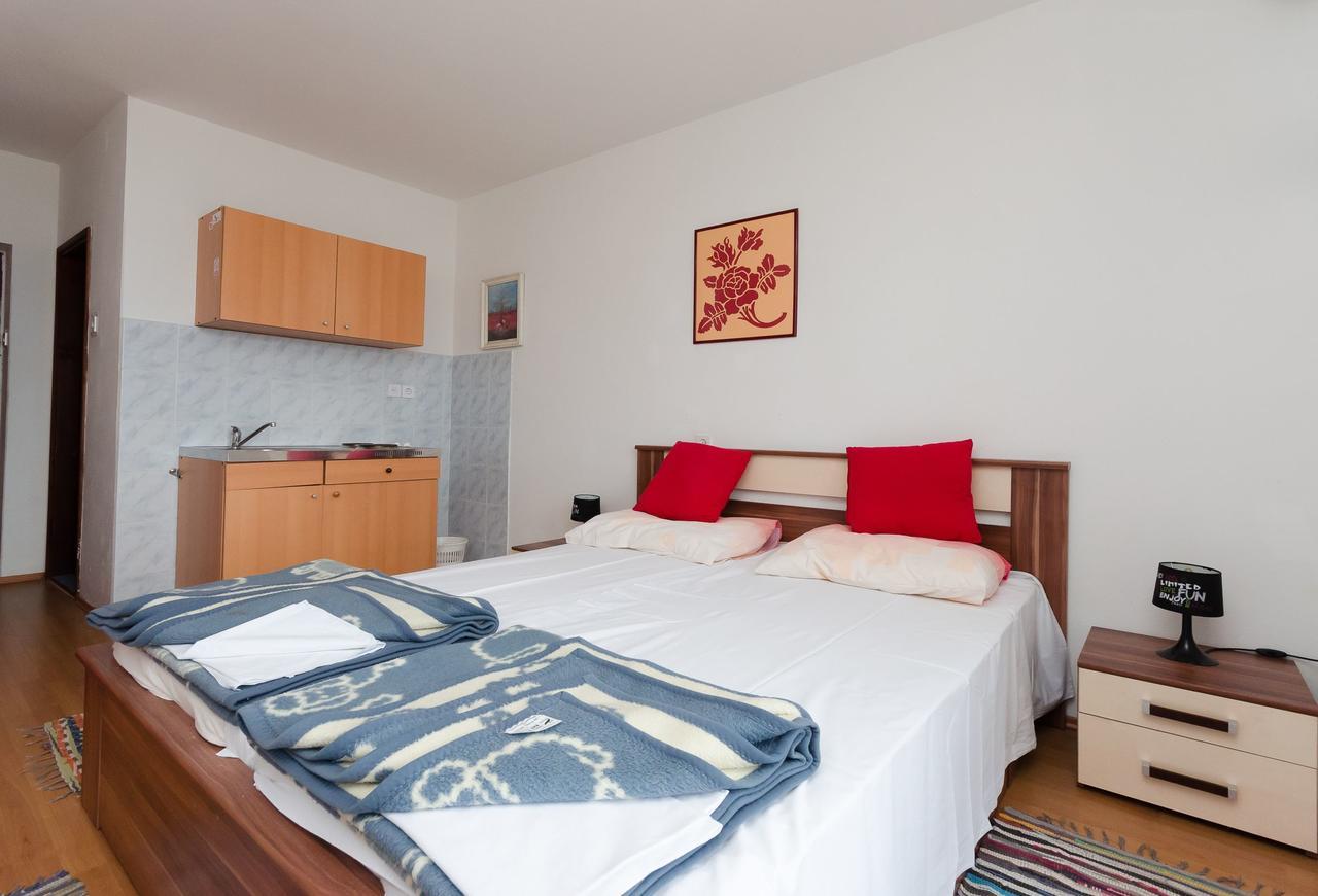 Apartments And Room Luka Klenovica Exterior photo